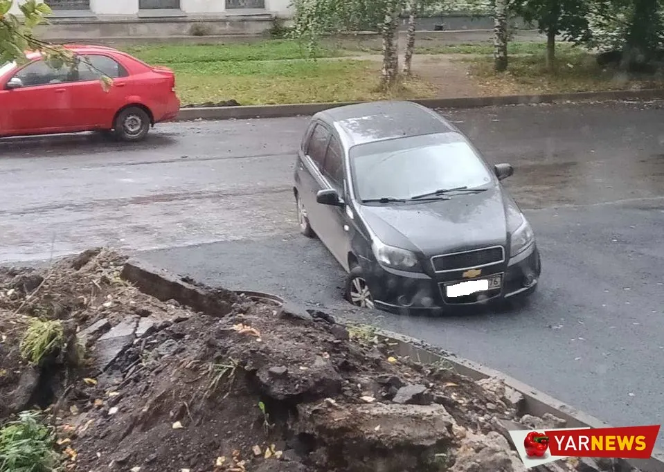 В Ярославле на свежеотремонтированной дороге провалился автомобиль