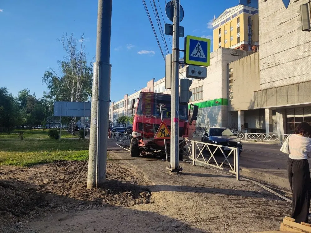 В Ярославле грузовик снёс забор рядом с парком
