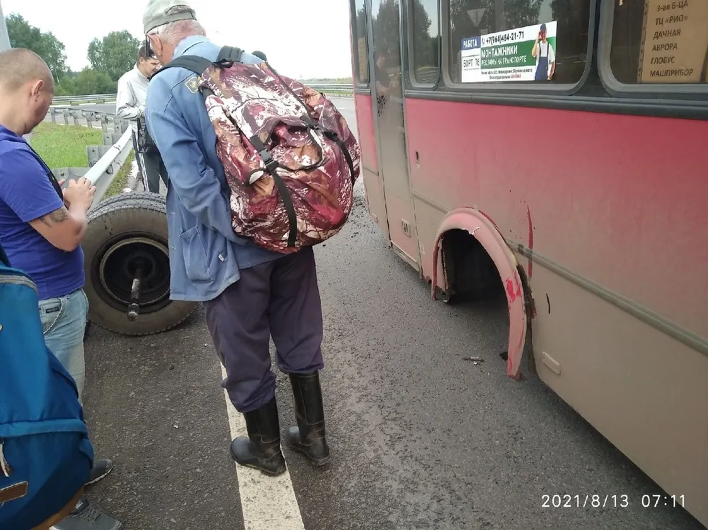 В Ярославле у автобуса во время движения отвалилось колесо