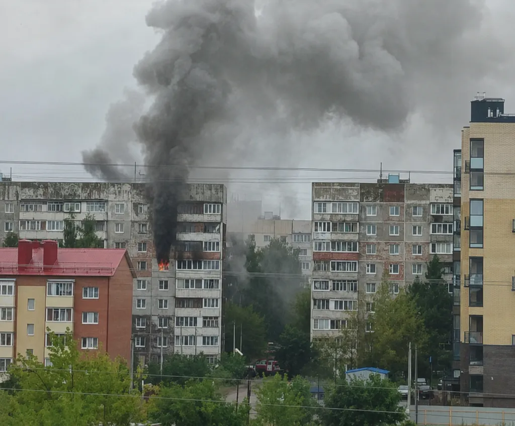 В Ярославле из горящей квартиры эвакуировали двух человек