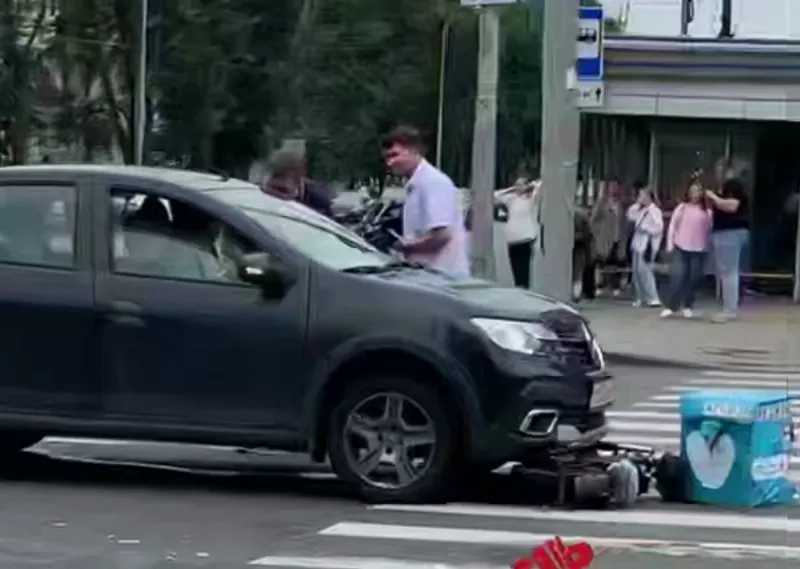 В центре Ярославля сбили курьера на электровелосипеде