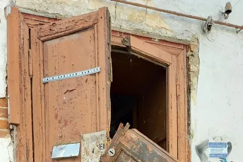 «Внутренности нараспашку»: в центре Ярославля разрушается старинное здание  
