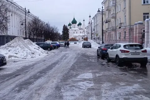 Ярославские водители заняли закрытую улицу под бесплатные парковки