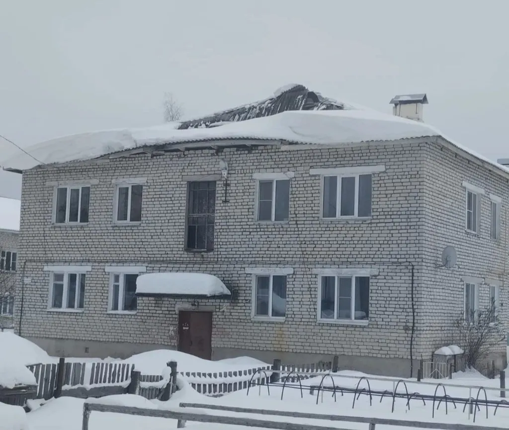 В Ярославской области из-за снега рухнула кровля многоквартирного дома