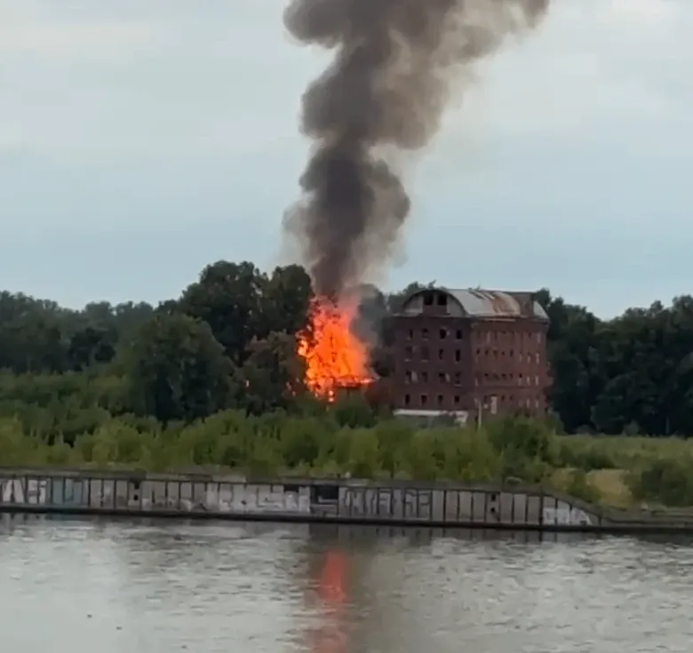 В МЧС раскрыли детали пожара у старинной мельницы в Ярославле