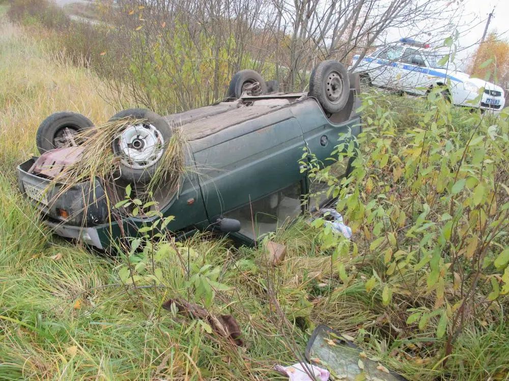 В Ярославской области пьяный водитель опрокинул автомобиль в кювет