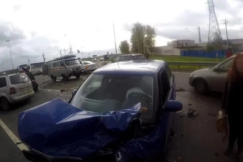 В Ярославле после ДТП водителя и пассажира легковушки деблокировали спасатели