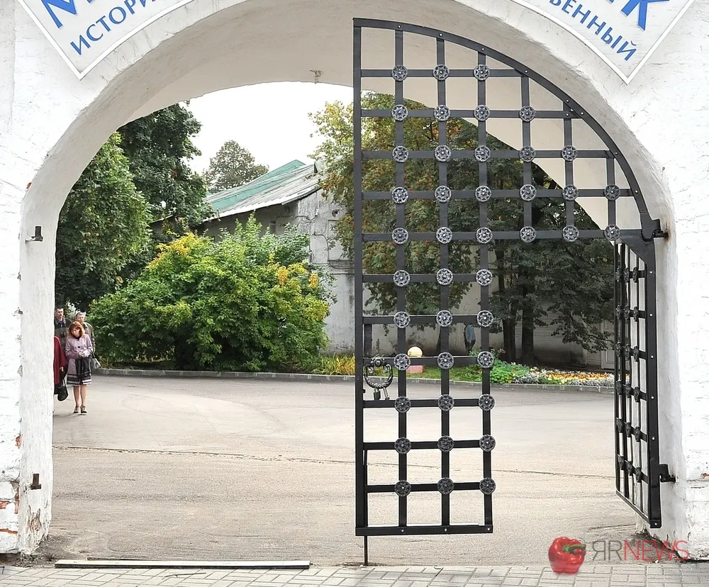 В историко-художественном музее-заповеднике Ярославля реставрируют ворота. С фото