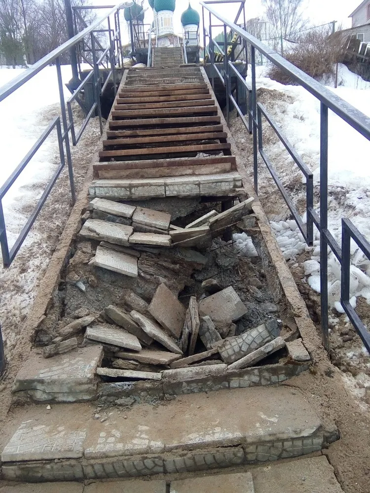 В Тутаеве обрушилась главная туристическая лестница