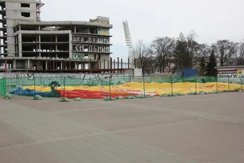На площади Труда в Ярославле начали демонтировать надувной шатер