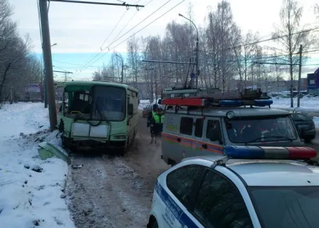 В Ярославле ПАЗик врезался в фонарный столб