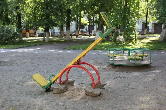 В Ярославле демонтируют детский городок на Первомайском бульваре