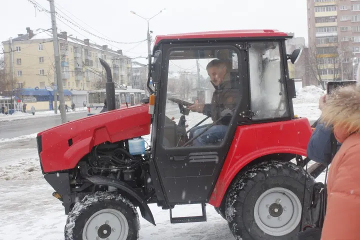 Денис Добряков сел за руль мини-трактора