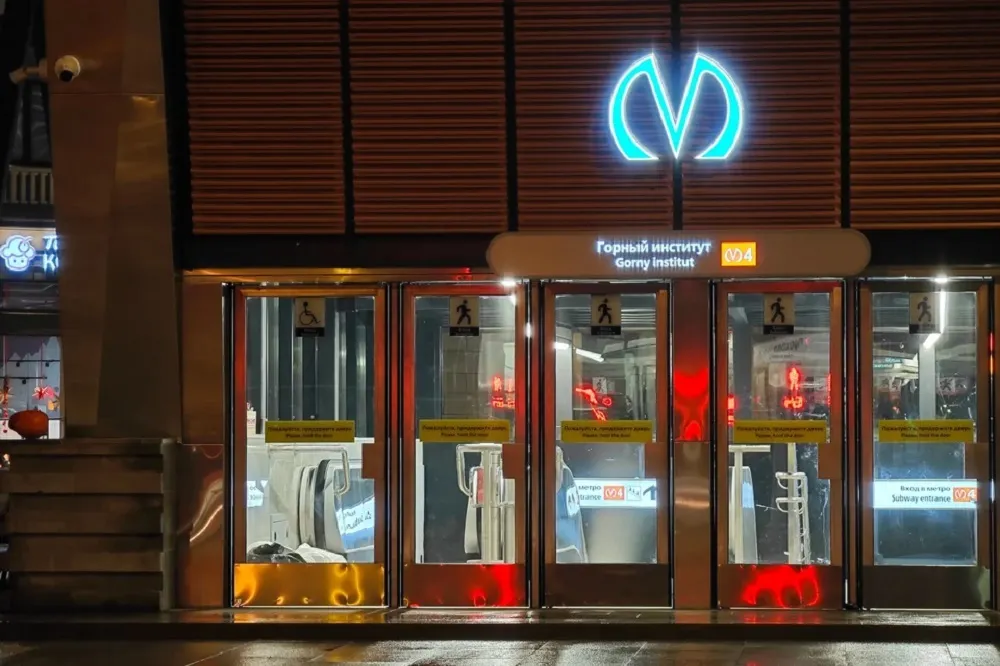 В Санкт-Петербурге станция метро год живет без мобильного интернета
