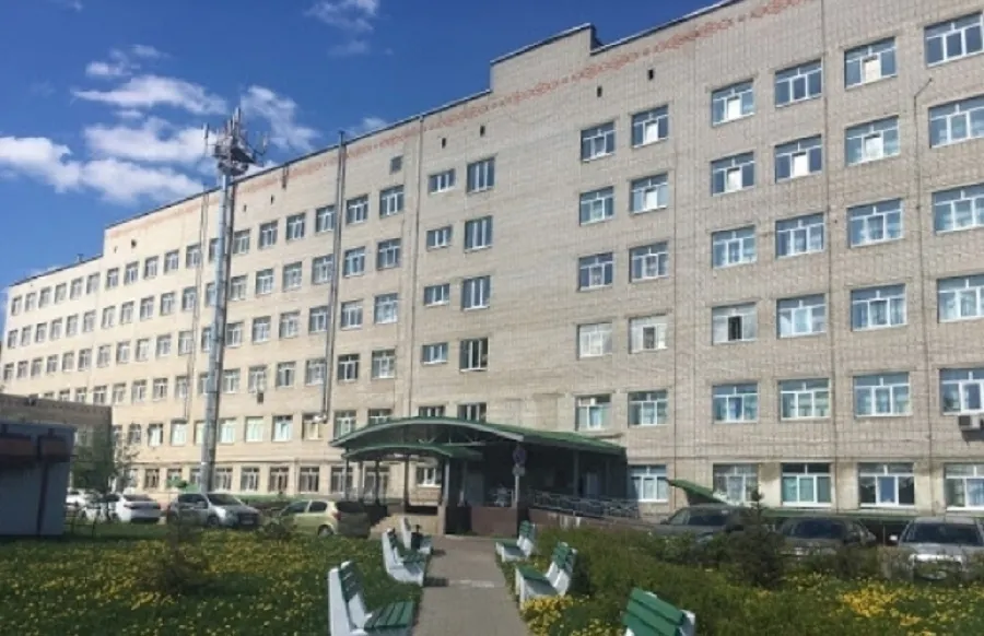 Выпавшая из окна ярославской многоэтажки пятилетняя девочка находится в реанимации