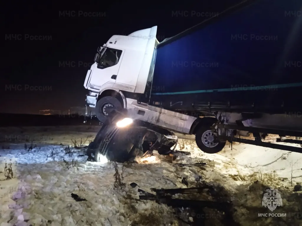 В Ярославле семья с ребенком пострадала в ДТП с фурой