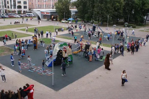 На площади Юности в Ярославле открыли современный детский городок