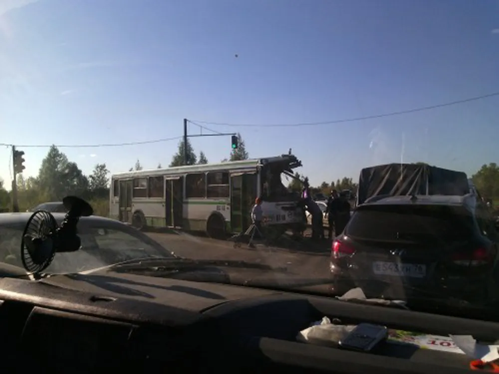 В Ярославле грузовик врезался в пассажирский автобус