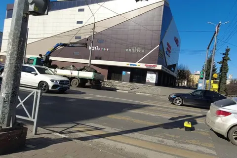 В Ярославле автокран оборвал троллейбусные провода
