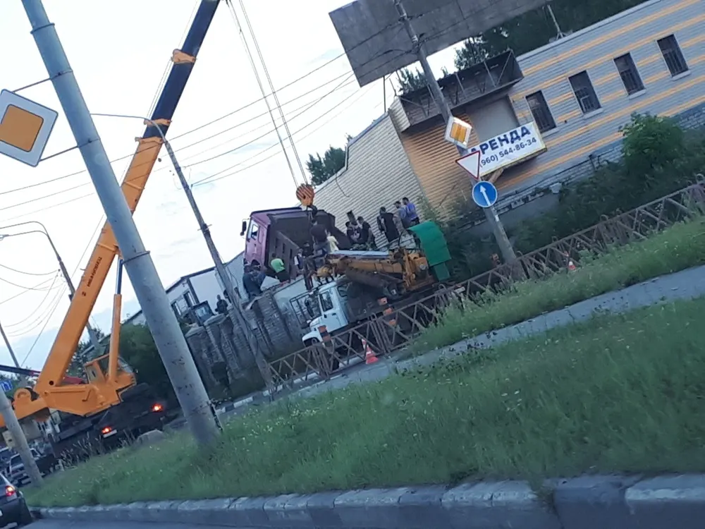 В Ярославле грузовик с асфальтом поднимают из-под земли