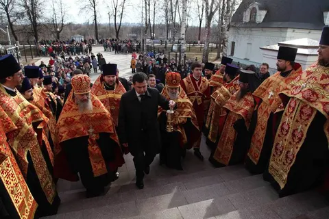 Благодатный огонь в Ярославле раздавали при большом стечении народа
