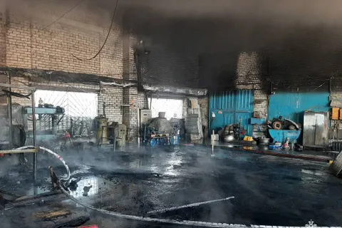 Пожарные спасли человека из горящего шиномонтажа под Ярославлем