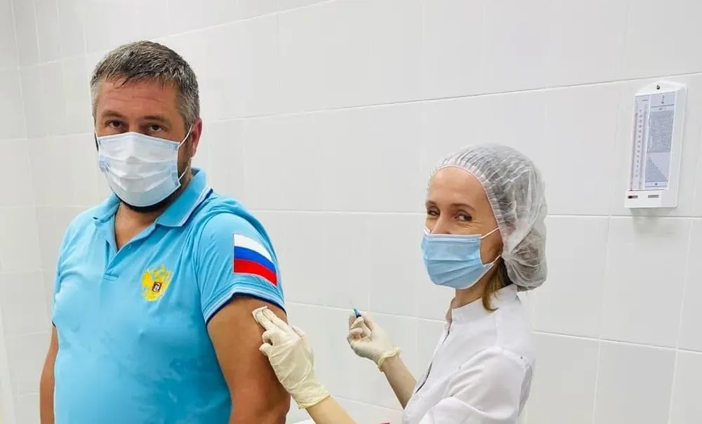 Ярославский детский омбудсмен сделал прививку от коронавируса
