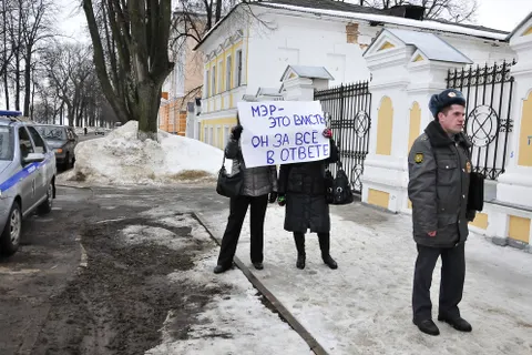 Борцы за сохранение исторического наследия Ярославля собрались то ли на пикет, то ли на санкционированный митинг