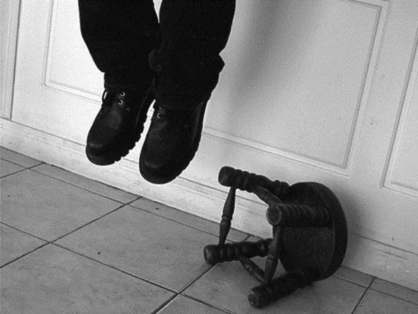 В Ярославле 38-летний мужчина повесился на люстре