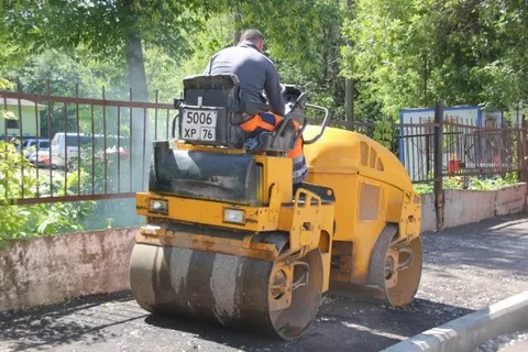 В районе школы-интерната для слабослышащих детей в Ярославле обустраивают тротуар