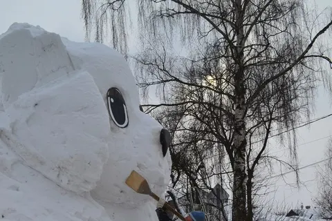 В Ярославле смастерили гигантскую собаку-горку из сугробов