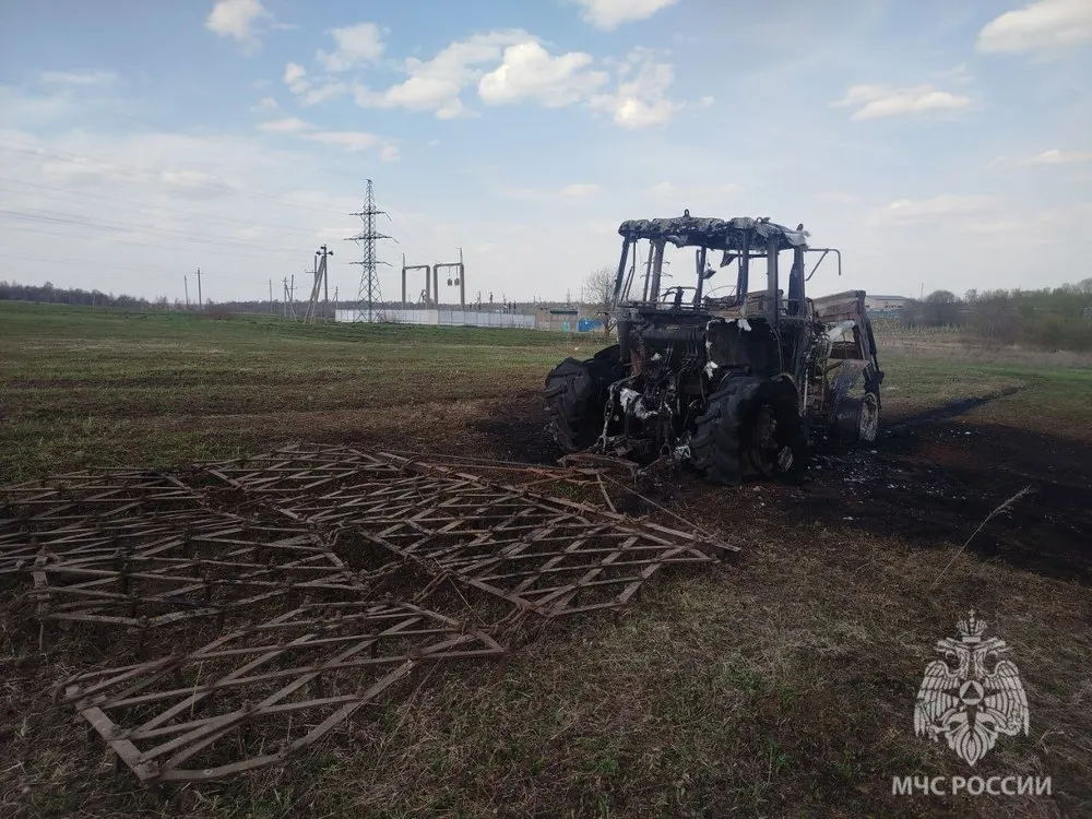 Под Переславлем трактор сгорел прямо в поле