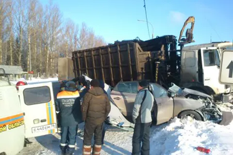 В Ярославском районе «МАЗ» раздавил легковушку