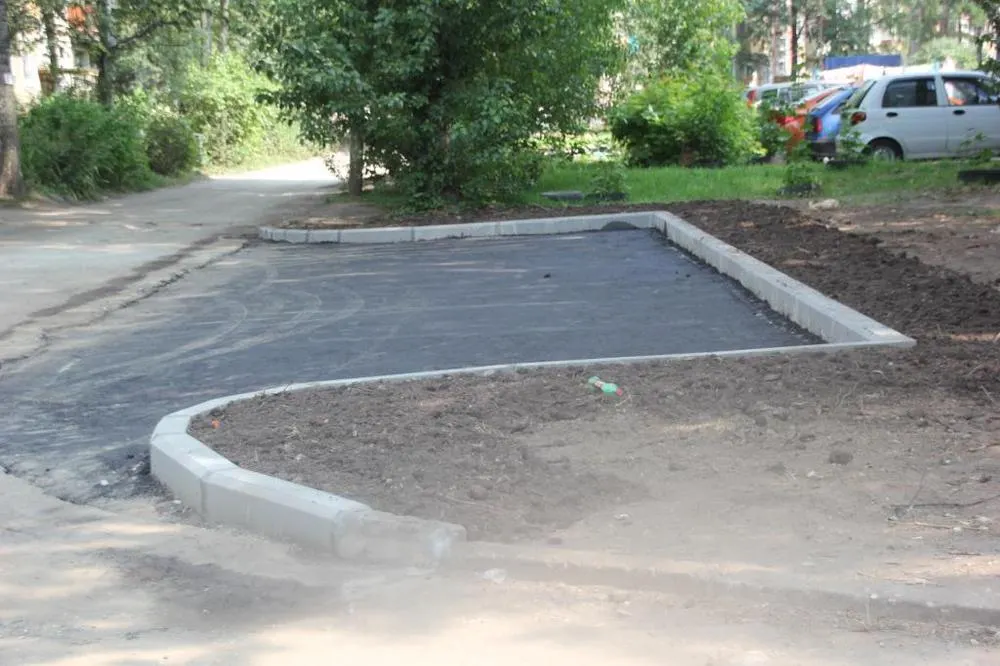 На улице Панина завершаются работы по обустройству парковки