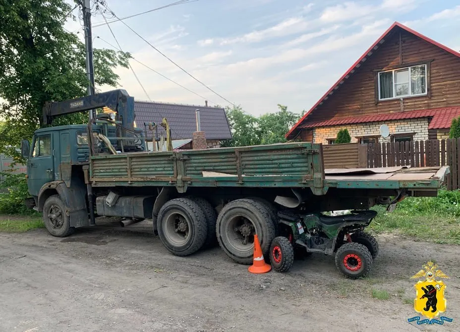 В Ярославле семилетний мальчик на квадроцикле врезался в грузовик