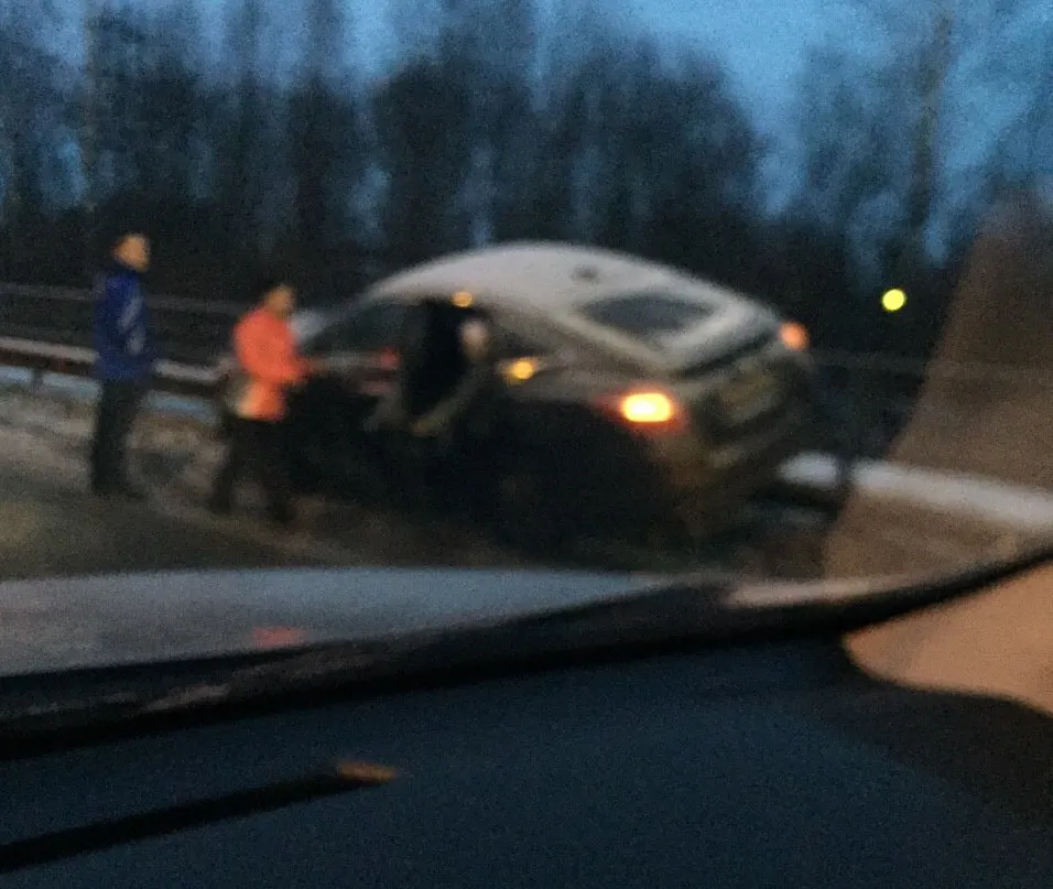 В Ярославле на отбойнике «пьяной» дороги повис трезвый водитель