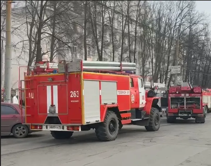 Площадь пожара в ярославской многоэтажке превысила 400 квадратов