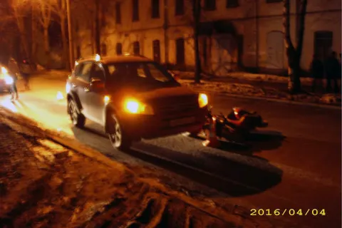 В Ярославле 17-летний скутерист столкнулся с двумя автомобилями