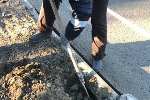 «Не прислоняться»: в Заволжском районе подрядчик установил «нежные» бордюры