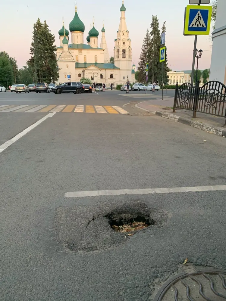 При подъезде к ярославскому правительству провалился асфальт