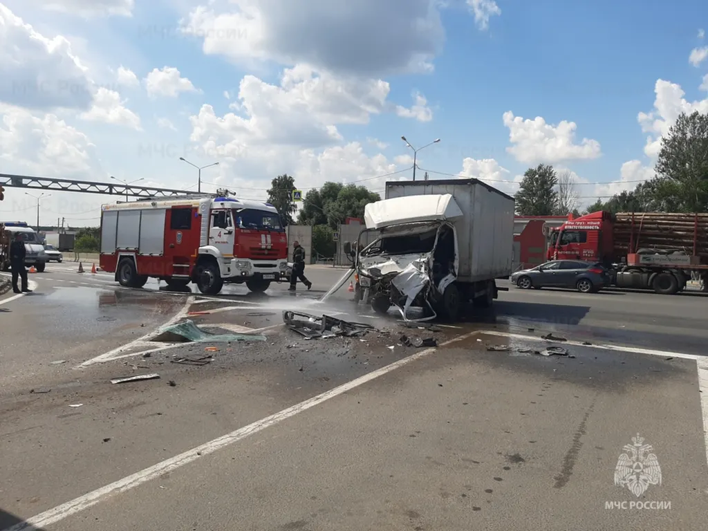 По Ярославлем в ДТП с «Камазом» пострадал водитель легковушки