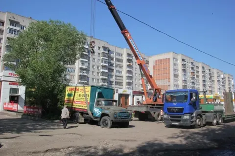 На Ленинградском проспекте эвакуировали брошенную машину с рекламным баннером