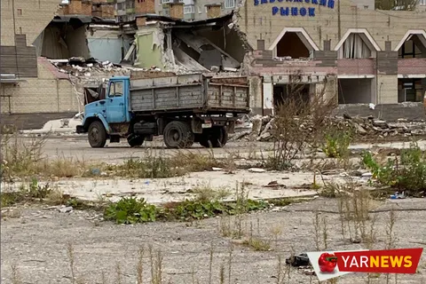 Здание Заволжского рынка в Ярославле сносит экскаватор