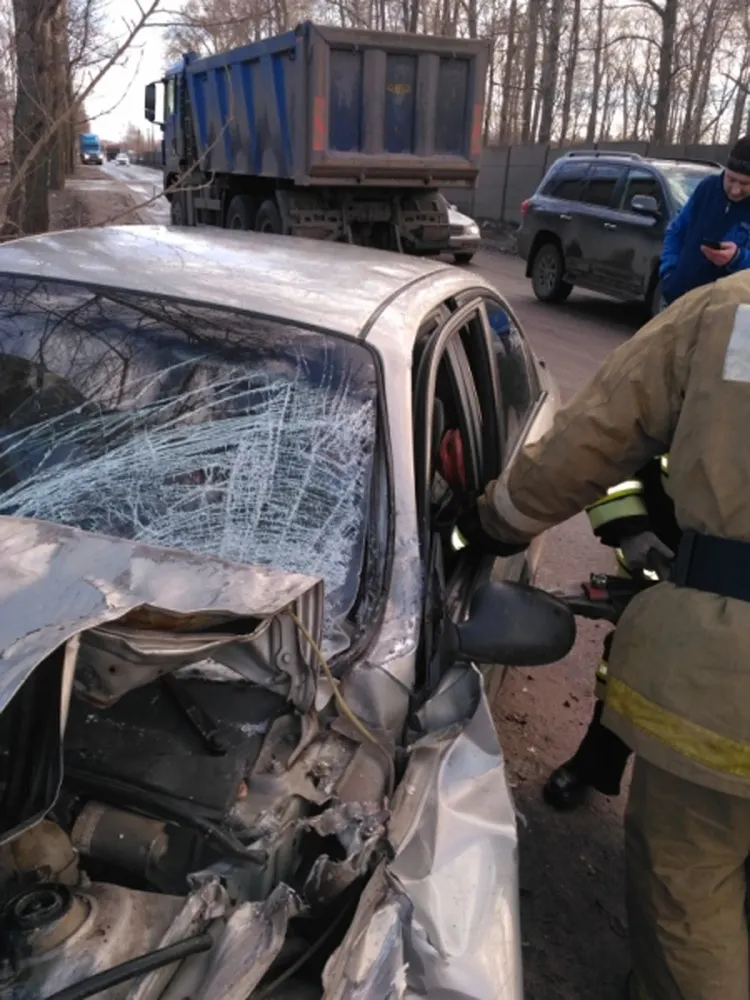 В Ярославле иномарка врезалась в грузовик