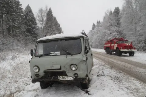 Под Ярославлем супружеская пара попала в жуткое ДТП: иномарку расплющило