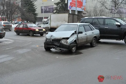 В центре Ярославля столкнулась «четырнадцатая» и Мицубиси. С фото