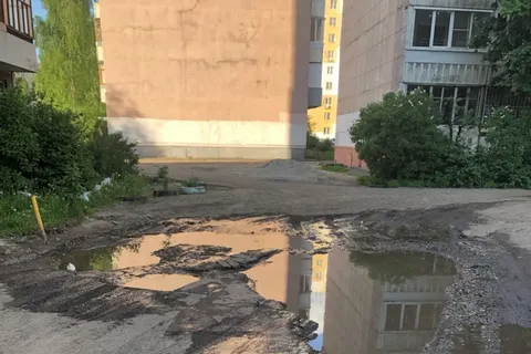 «Бессовестные управленцы»: ярославцы требуют убрать яму с улицы Бабича