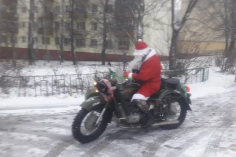 В автобусах и на мотоциклах: Ярославль наводнили Деды Морозы