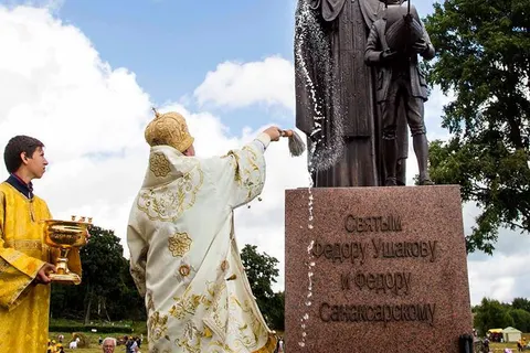 Адмиралу Ушакову открыли памятник на месте его крещения