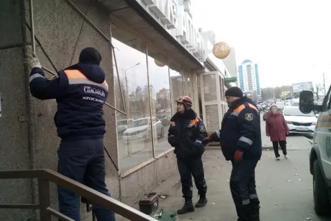 Незаконную рекламу убирают на Московском проспекте